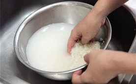 Cách vo gạo nấu cơm đúng cách
