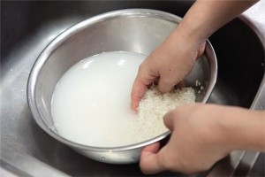 Cách vo gạo nấu cơm đúng cách